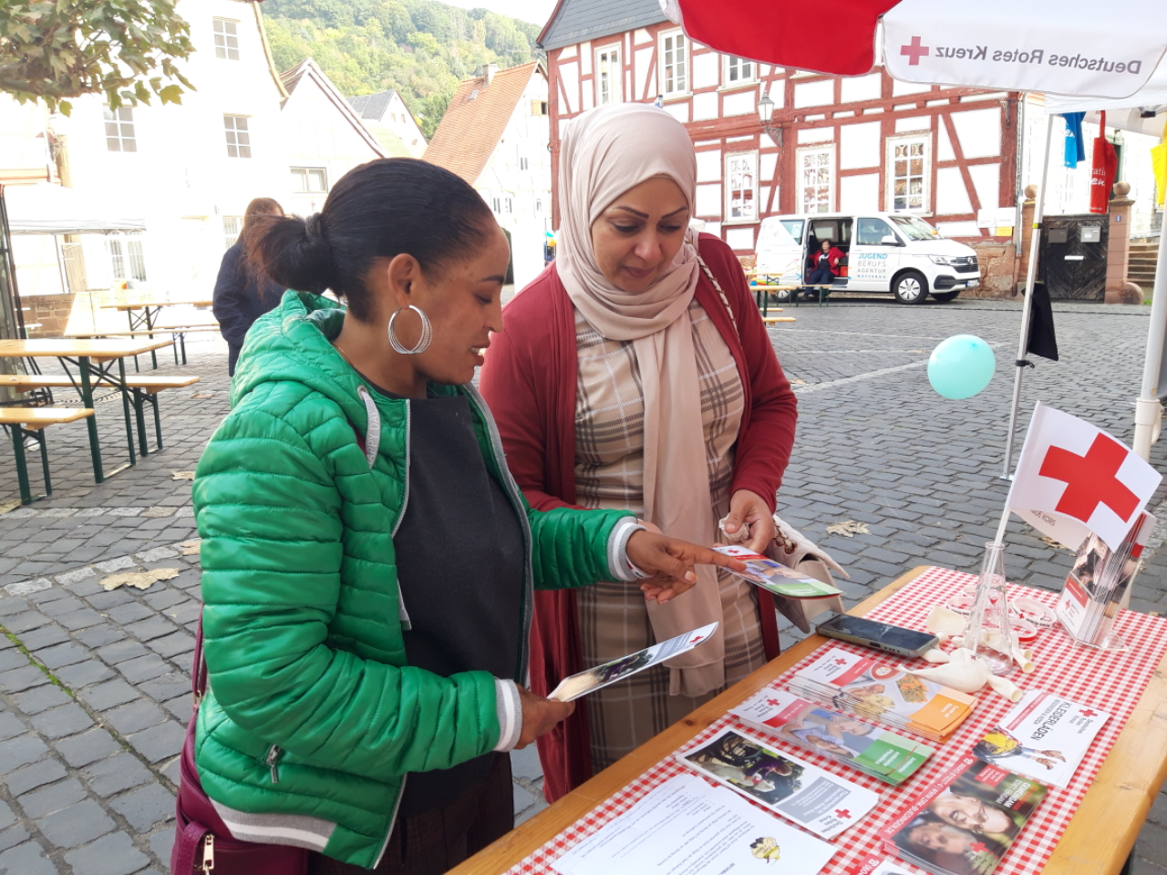 Interessierte beim Markt der Vielfalt 2023