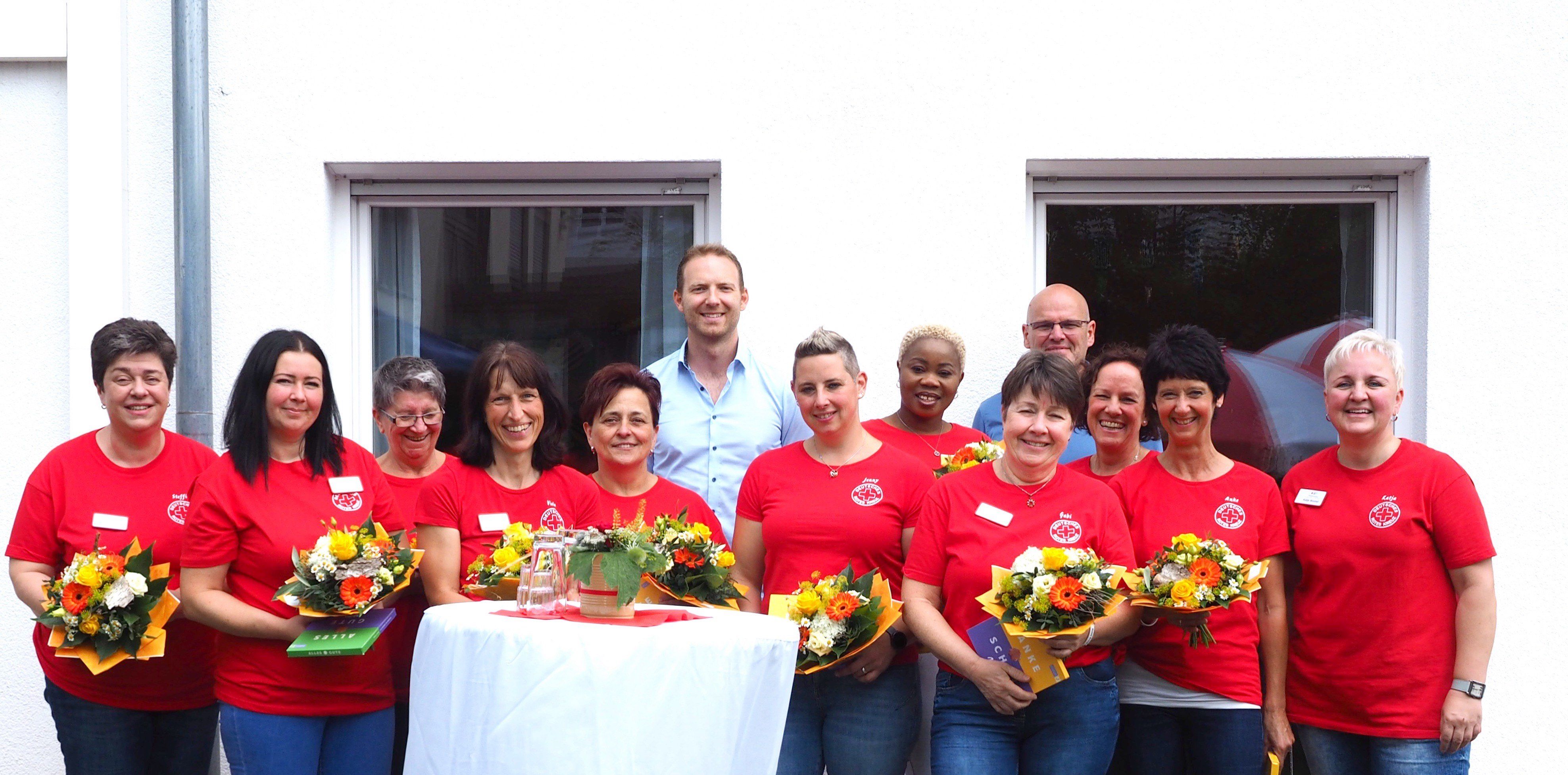 Tagespflege Team mit Blumen