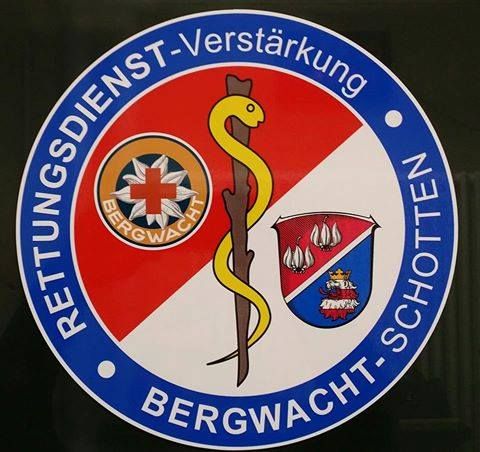 Foto: Zu sehen sind zwei Boote der BRK-Wasserwacht in voller Fahrt. Auf jedem Boot befinden sich jeweils drei BRK-Einsatzkräfte, einer trägt eine Taucherausrüstung.